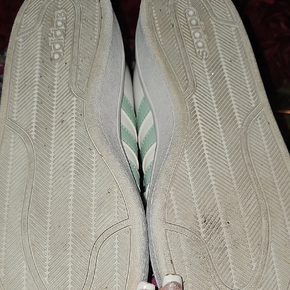 Adidas Cloudfoam Women's Sneakers with Light Green Stripes Size 8 LIKE NEW